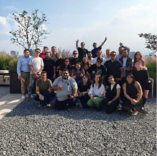 Foto del equipo en las oficinas
